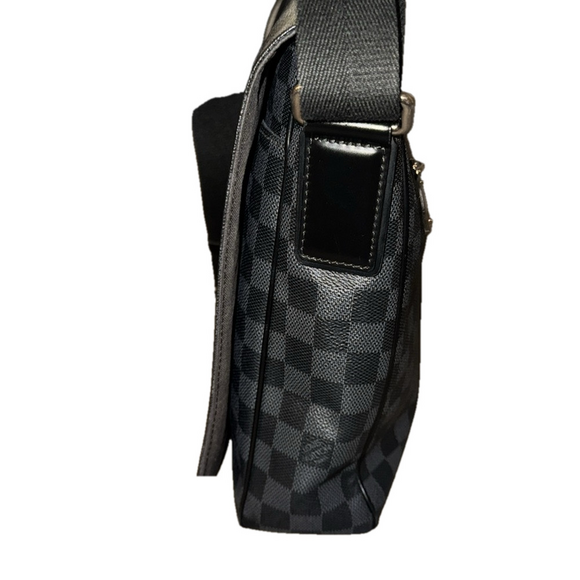 LOUIS VUITTON Damier Graphite MM Messenger Bag - Picture 3 of 13